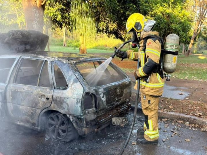 VÍDEO | Carro é destruído por incêndio em Jataí; Bombeiros utilizam 3 mil litros de água
