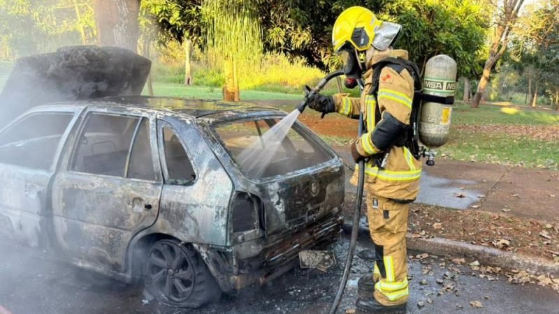 VÍDEO | Carro é destruído por incêndio em Jataí; Bombeiros utilizam 3 mil litros de água