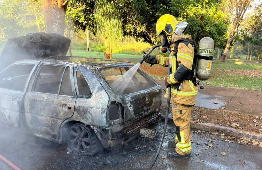 VÍDEO | Carro é destruído por incêndio em Jataí; Bombeiros utilizam 3 mil litros de água