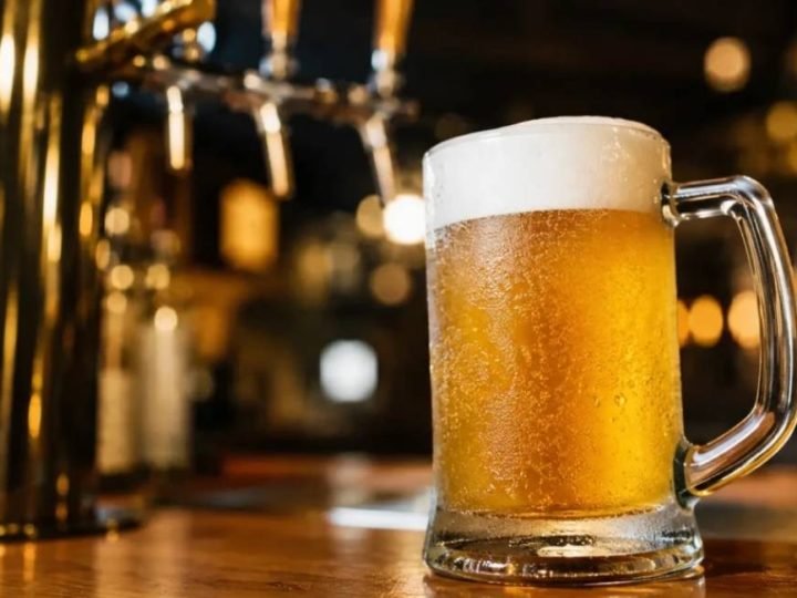 Cerveja sem álcool com colágeno e whey? Nova bebida promete unir sabor e proteína e movimenta o mercado