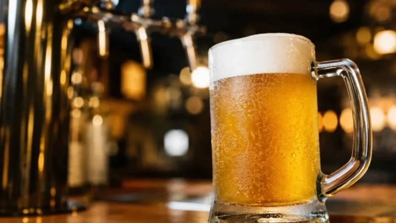 Cerveja sem álcool com colágeno e whey? Nova bebida promete unir sabor e proteína e movimenta o mercado