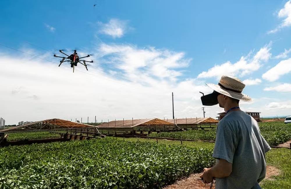 Drones ganham espaço no agro e Senac lança curso para formar novos pilotos da tecnologia