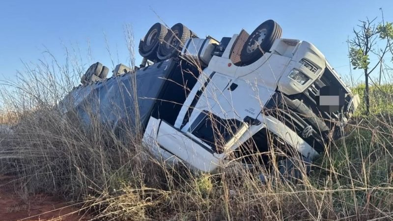 Falha nos freios faz caminhoneiro sair da pista e evitar acidente na BR-364 entre Jataí e Mineiros