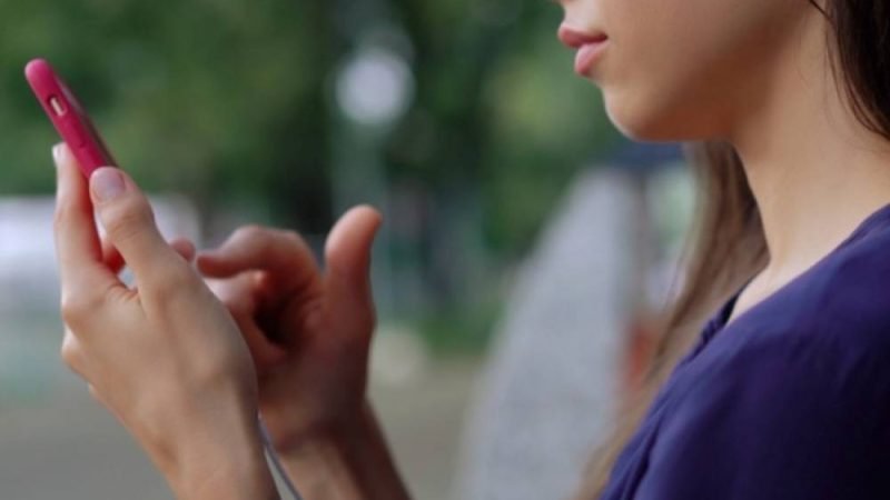 Jovens de 13 a 24 anos  podem acessar atendimento gratuito de saúde mental pela internet por meio do SUS