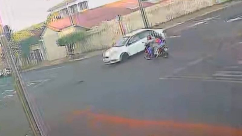 Menina de 8 anos morre após grave acidente entre moto e carro no Centro de Jataí