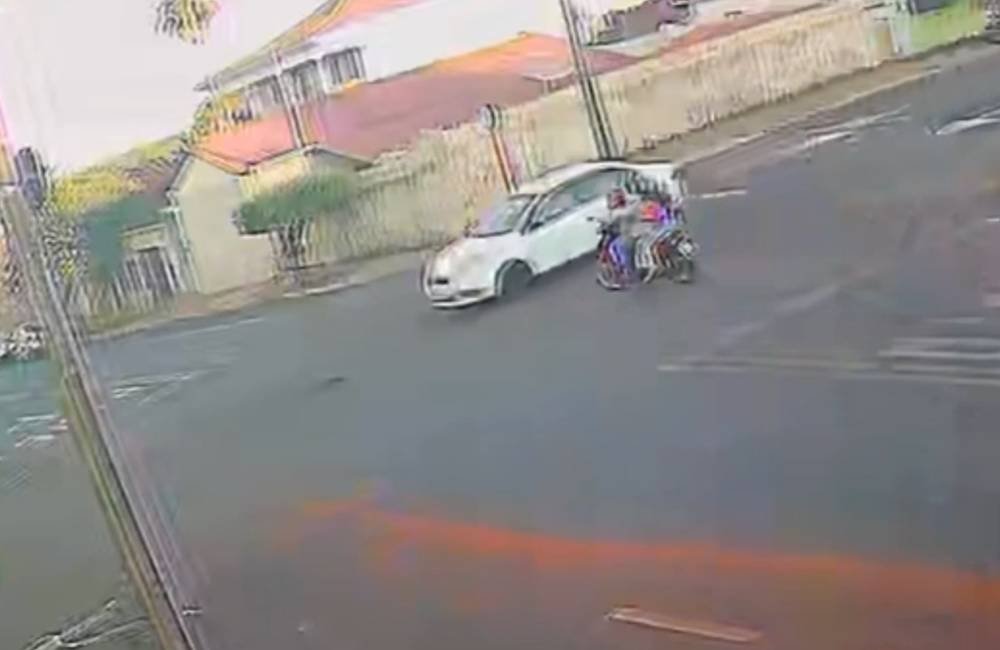 VÍDEO | Menina de 8 anos morre após grave acidente entre moto e carro no Centro de Jataí