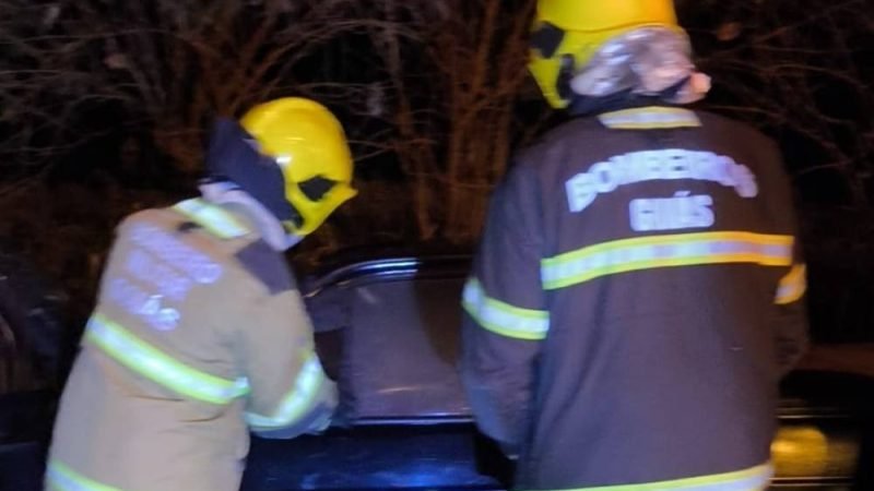 Princípio de incêndio em caminhonete mobiliza Bombeiros durante a noite em Jataí