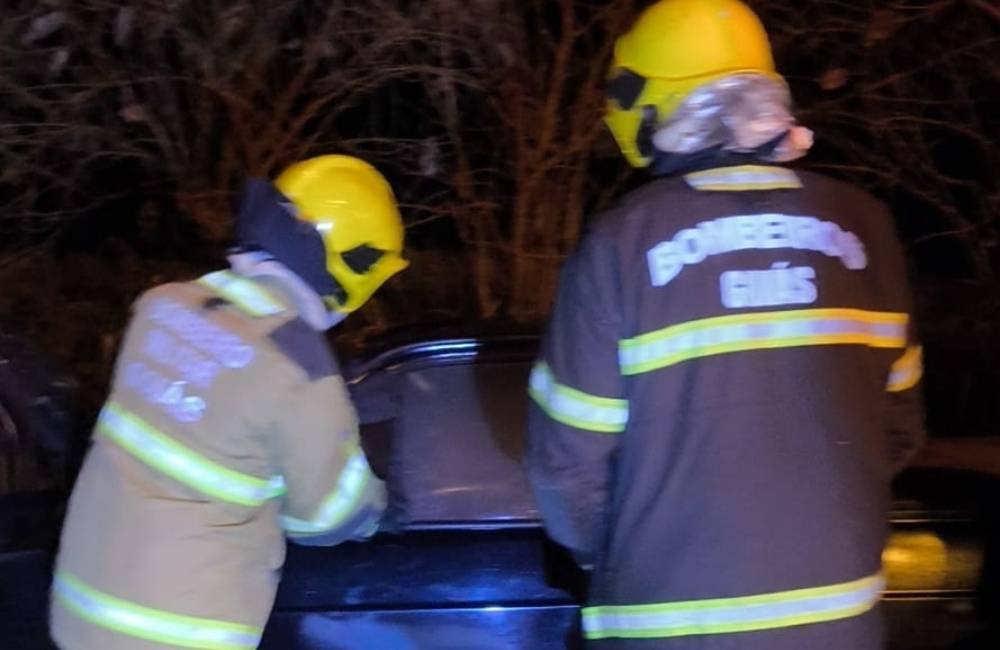 Princípio de incêndio em caminhonete mobiliza Bombeiros durante a noite em Jataí