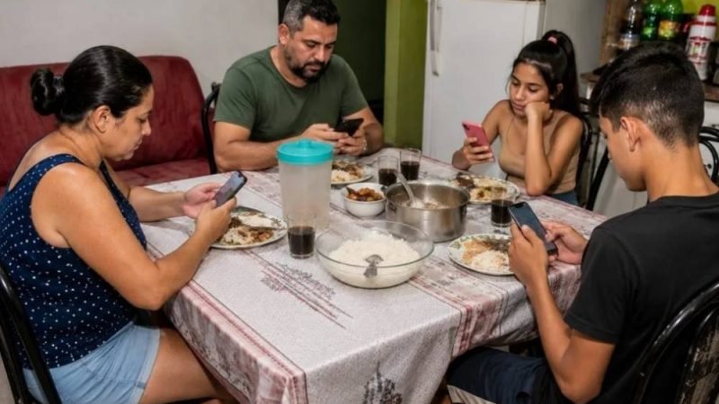 Uso do celular durante as refeições pode prejudicar digestão e convivência familiar, alertam especialistas