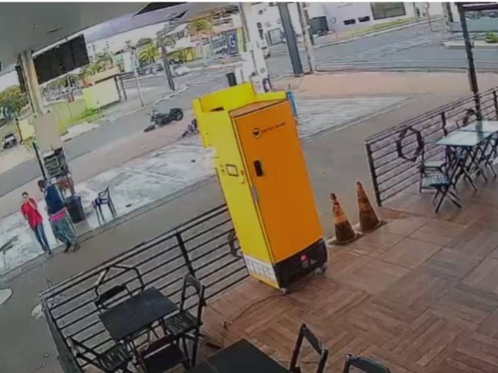 VÍDEO| Câmeras registram motociclistas sendo arremessados após forte colisão em semáforo de Jataí