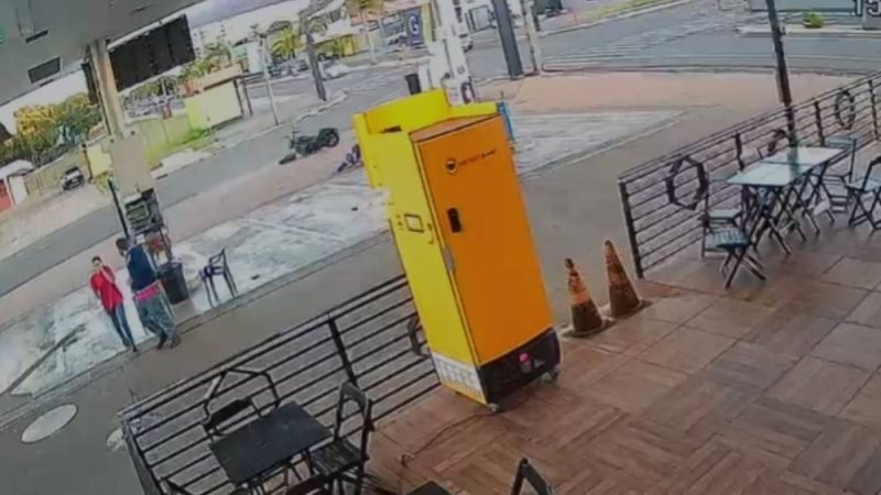 VÍDEO| Câmeras registram motociclistas sendo arremessados após forte colisão em semáforo de Jataí