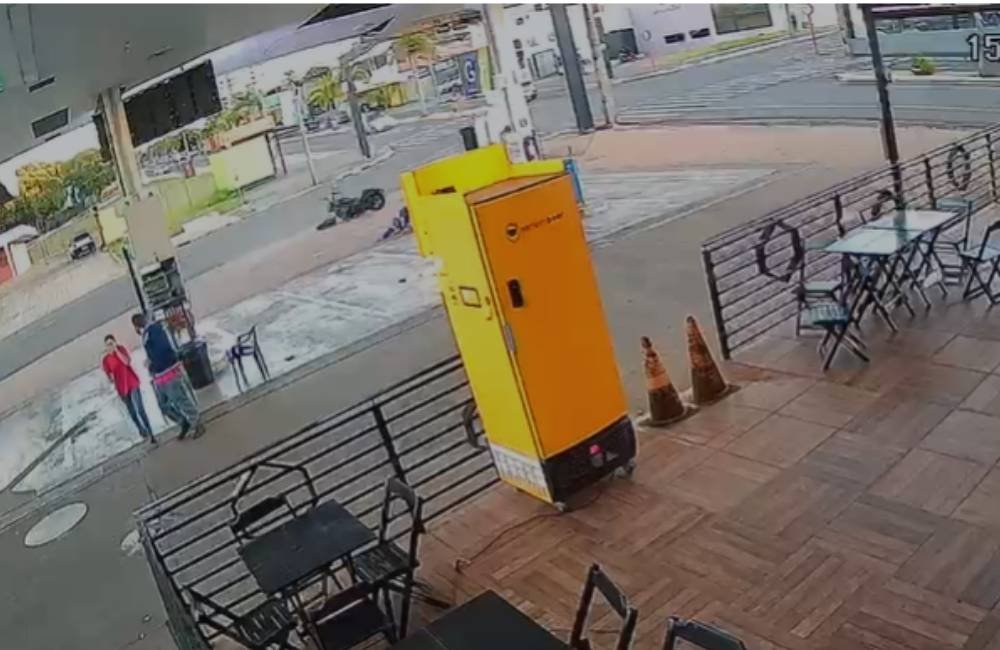 VÍDEO| Câmeras registram motociclistas sendo arremessados após forte colisão em semáforo de Jataí