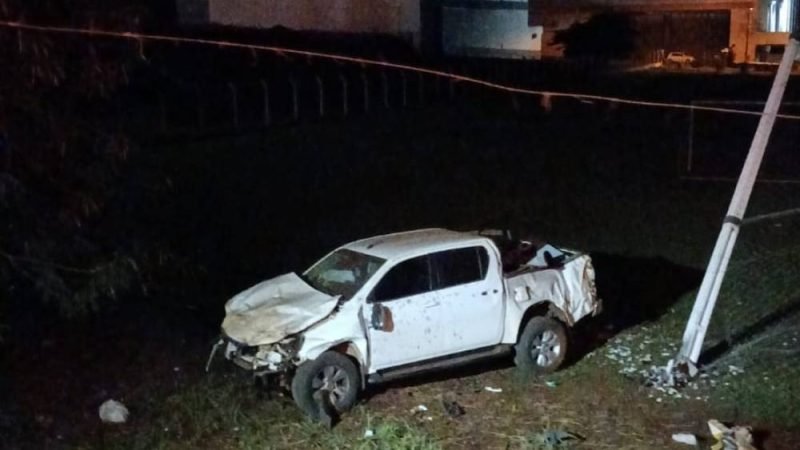 VÍDEO | Caminhonete rompe alambrado, capota e vai parar dentro de campo de futebol em Jataí