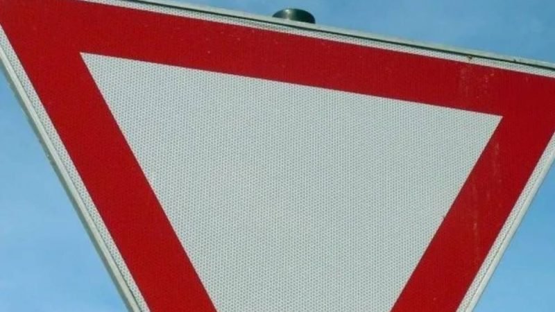 Você sabe o que significa a placa triangular de borda vermelha? Entenda o alerta que pode evitar acidentes