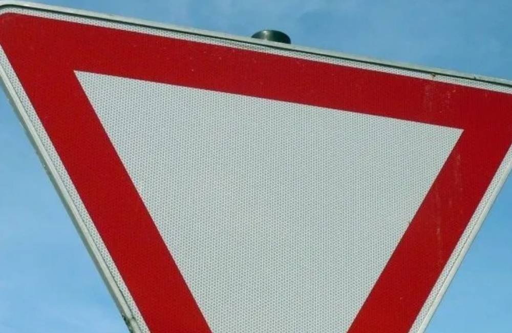 Você sabe o que significa a placa triangular de borda vermelha? Entenda o alerta que pode evitar acidentes
