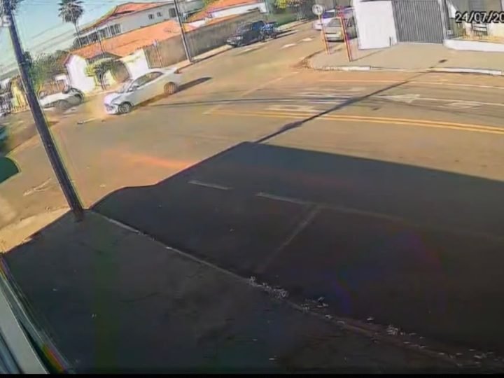 VÍDEO: Carro capota após colisão em cruzamento no Centro de Jataí; três pessoas ficam feridas