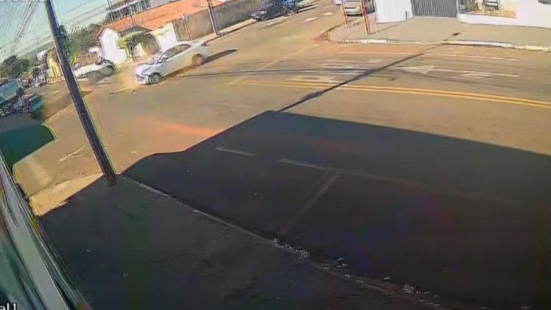 VÍDEO: Carro capota após colisão em cruzamento no Centro de Jataí; três pessoas ficam feridas