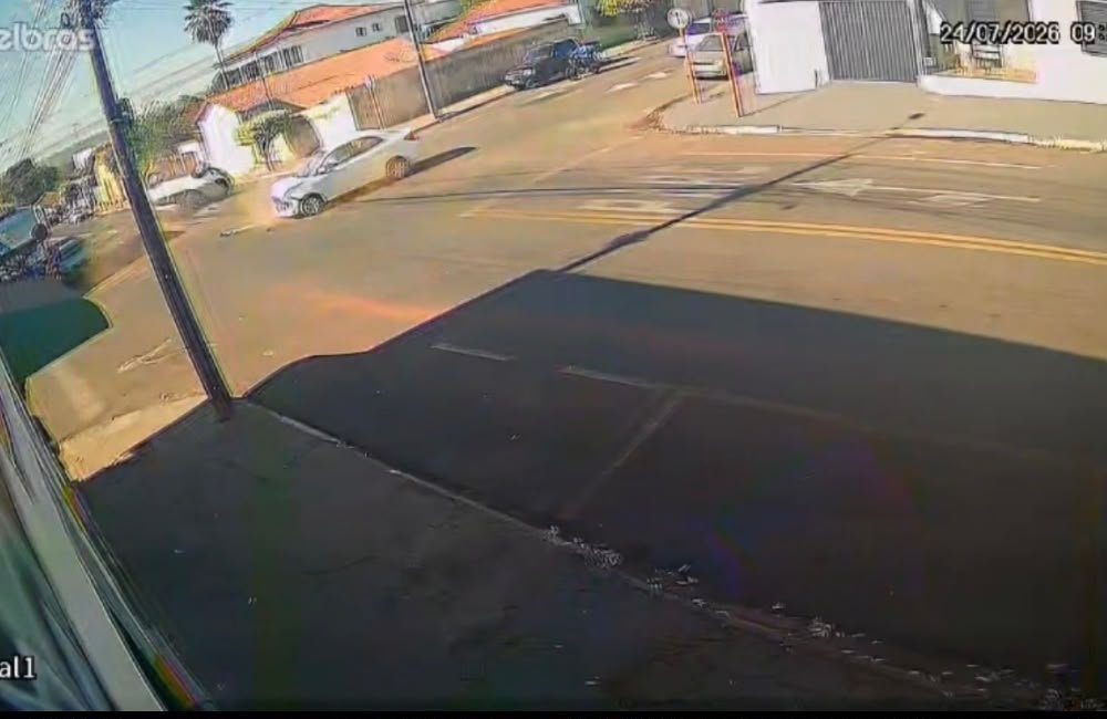VÍDEO: Carro capota após colisão em cruzamento no Centro de Jataí; três pessoas ficam feridas