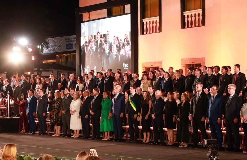 Autoridades, magistrados e personalidades homenageadas durante a cerimônia de entrega da Comenda da Ordem do Mérito Anhanguera, realizada na cidade de Goiás.