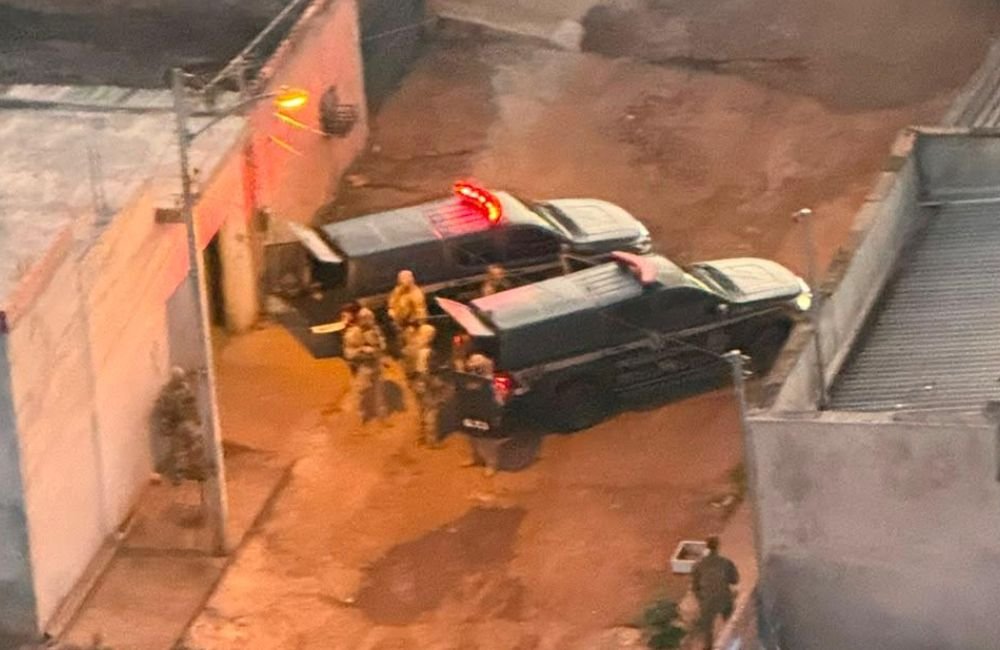 VÍDEO | Helicóptero da Polícia Civil sobrevoa Jataí durante Operação Destroyer contra organização criminosa