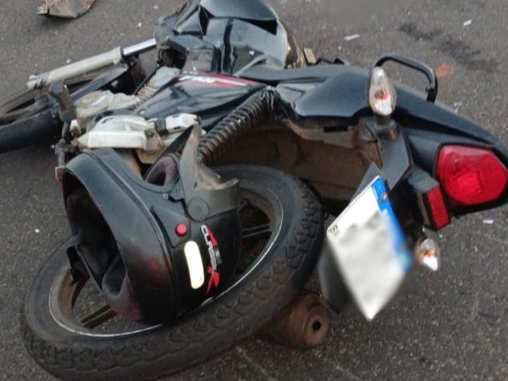 VÍDEO | Motociclista fica inconsciente após colisão com carro em cruzamento de Jataí