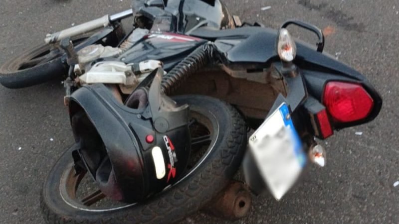 VÍDEO | Motociclista fica inconsciente após colisão com carro em cruzamento de Jataí