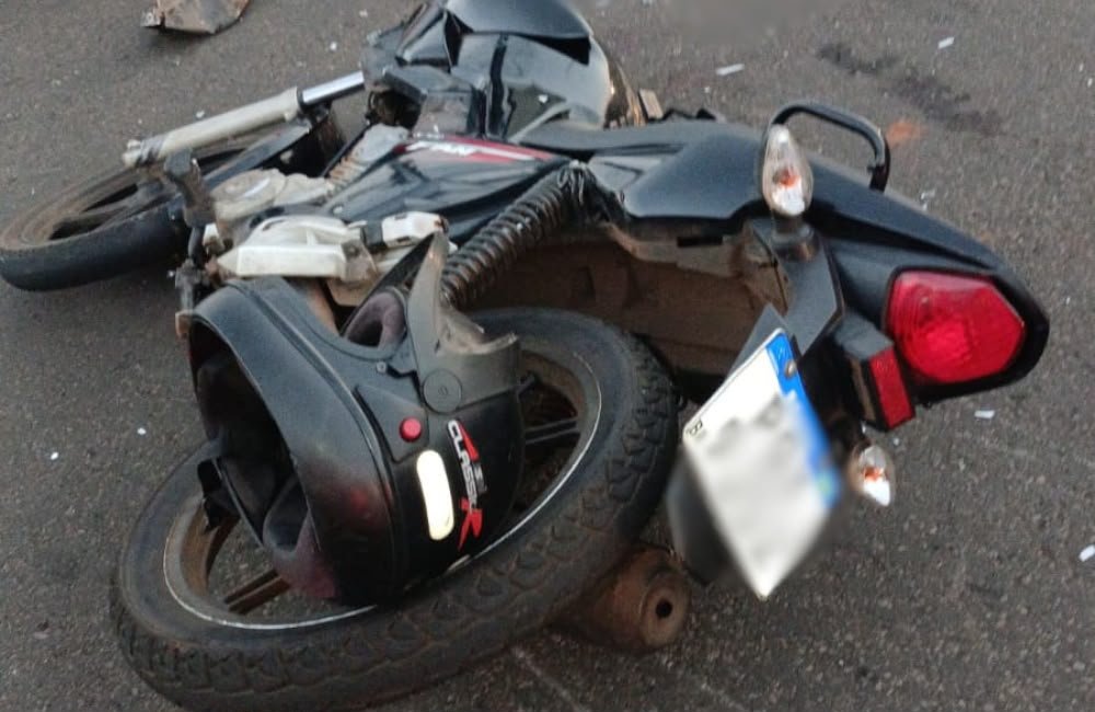 VÍDEO | Motociclista fica inconsciente após colisão com carro em cruzamento de Jataí