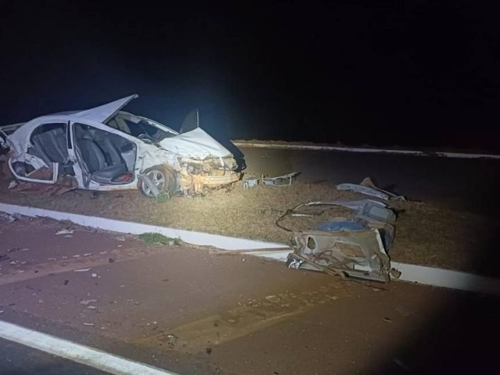 Colisão entre carro e caminhão deixa um morto e três feridos na BR-452