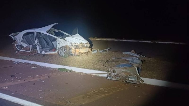 Colisão entre carro e caminhão deixa um morto e três feridos na BR-452