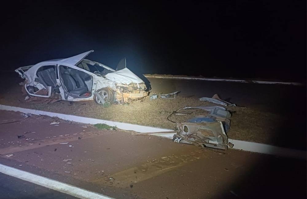 Colisão entre carro e caminhão deixa um morto e três feridos na BR-452