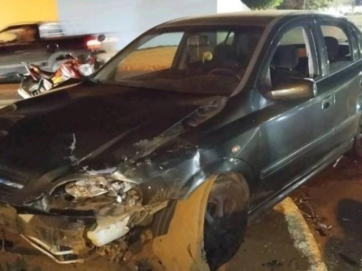 Criança de 10 anos fica ferida após colisão entre carros em cruzamento de Jataí