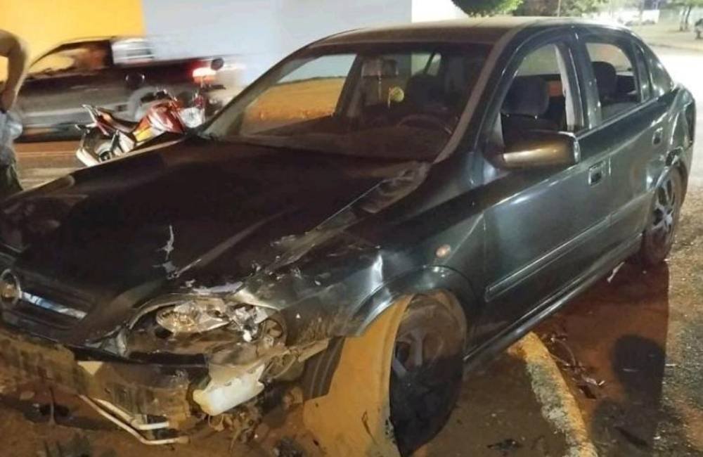 Criança de 10 anos fica ferida após colisão entre carros em cruzamento de Jataí
