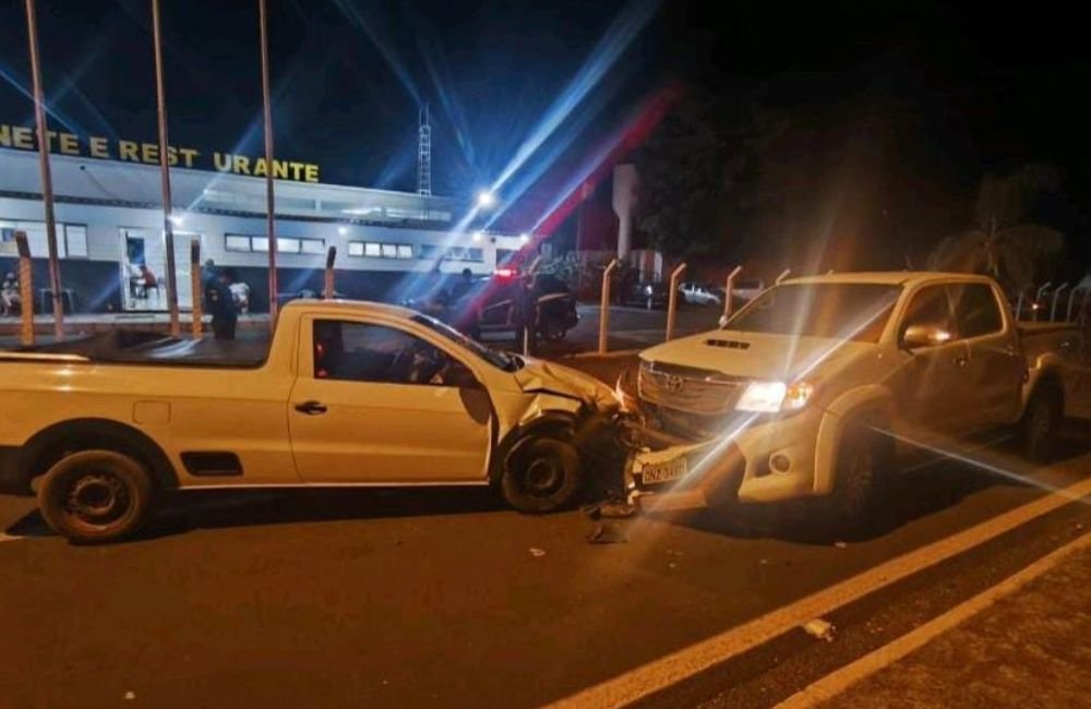 Crianças ficam feridas após colisão frontal na BR-158, em Jataí; motorista deixa local