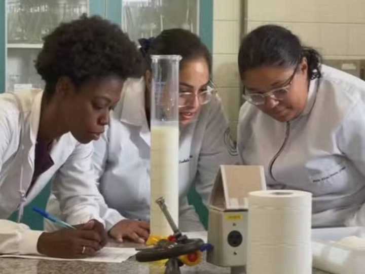 Do campo ao laboratório: leite passa por testes antes de chegar ao consumidor