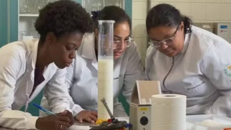 Do campo ao laboratório: leite passa por testes antes de chegar ao consumidor