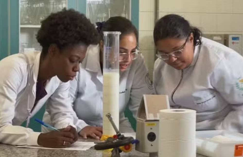 Do campo ao laboratório: leite passa por testes antes de chegar ao consumidor