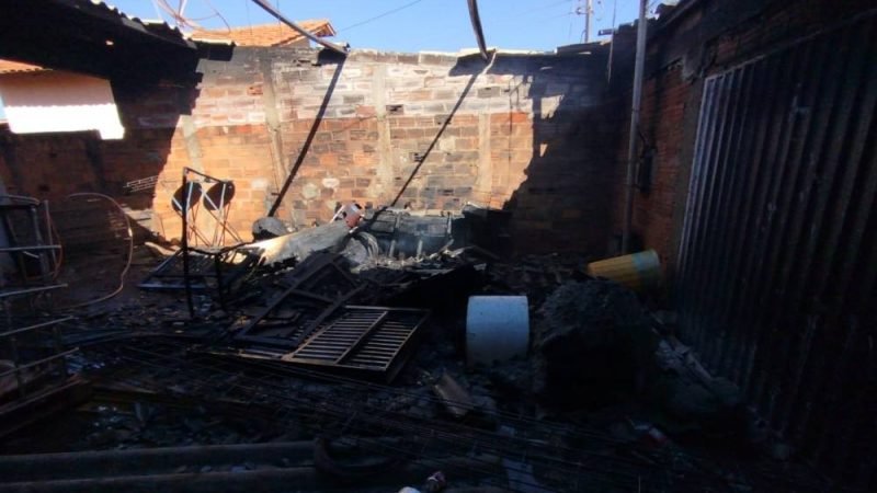 Incêndio em garagem mobiliza Bombeiros e causa prejuízos em residência de Jataí