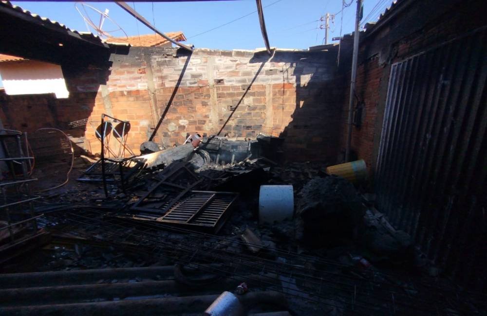Incêndio em garagem mobiliza Bombeiros e causa prejuízos em residência de Jataí