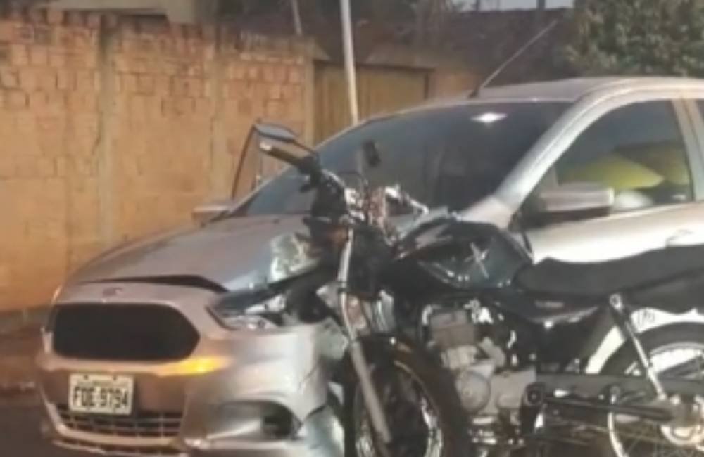Motociclista fica ferido após colisão com carro em cruzamento de Jataí