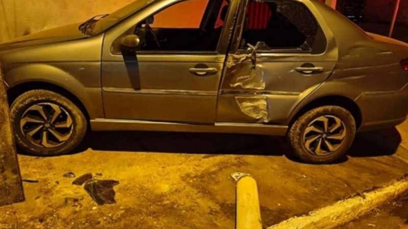 Motorista abandona carro após atingir muro de residência em Jataí