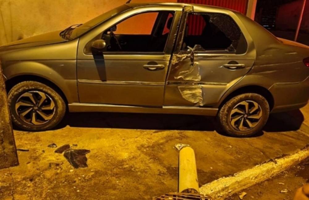 Motorista abandona carro após atingir muro de residência em Jataí