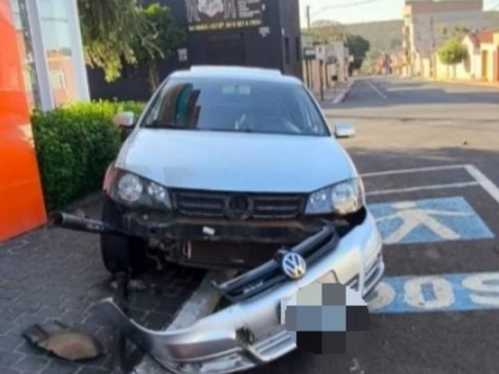 Motorista dorme ao volante e bate carro contra sinalização em Jataí