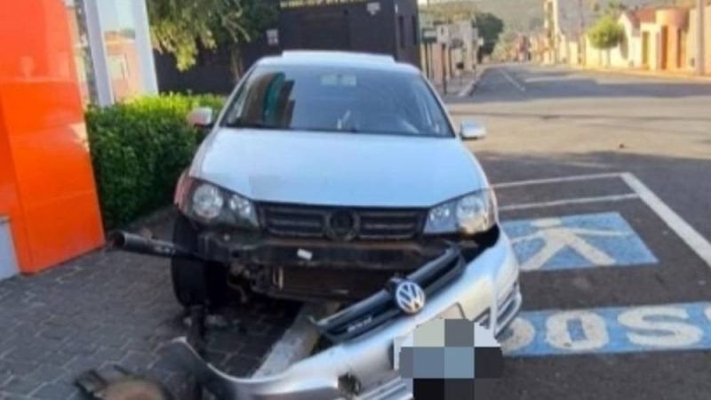 Motorista dorme ao volante e bate carro contra sinalização em Jataí