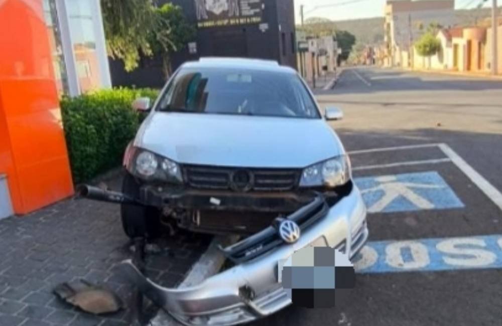 Motorista dorme ao volante e bate carro contra sinalização em Jataí