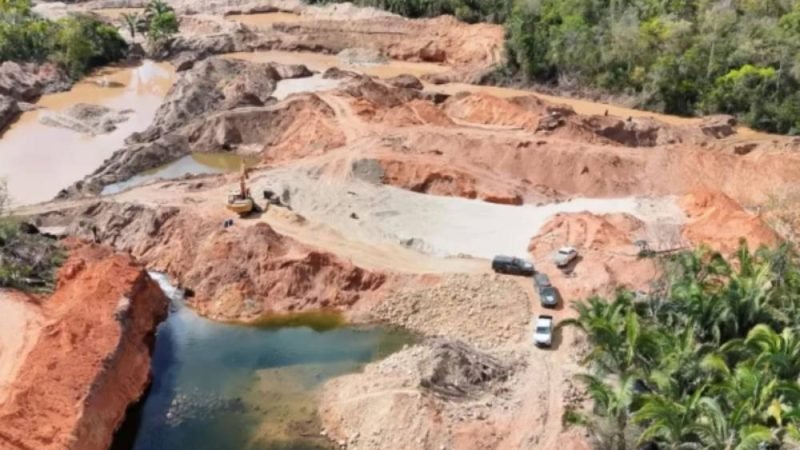 Operação contra garimpo ilegal prende três e apreende R$ 1 milhão em máquinas em Goiás