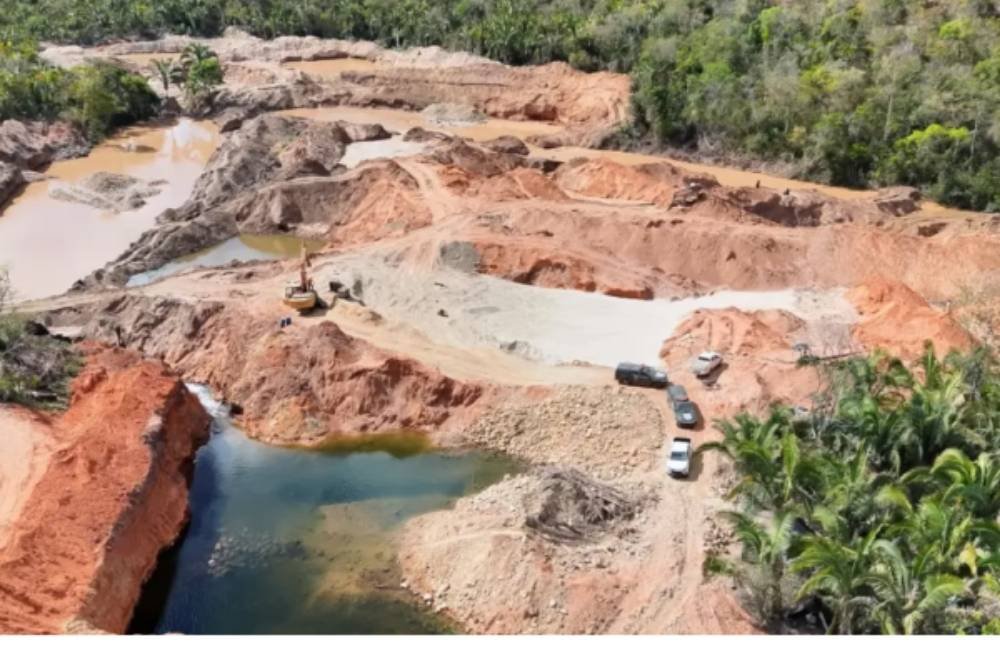 Operação contra garimpo ilegal prende três e apreende R$ 1 milhão em máquinas em Goiás