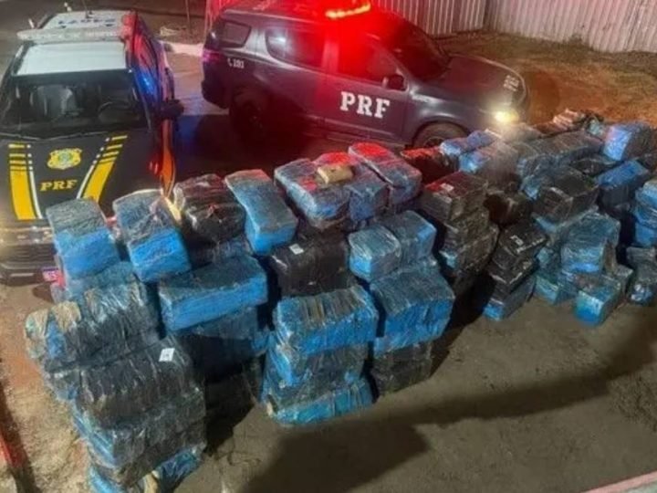 PRF apreende 3,7 toneladas de skunk escondidas em carga de telhas em Goiás
