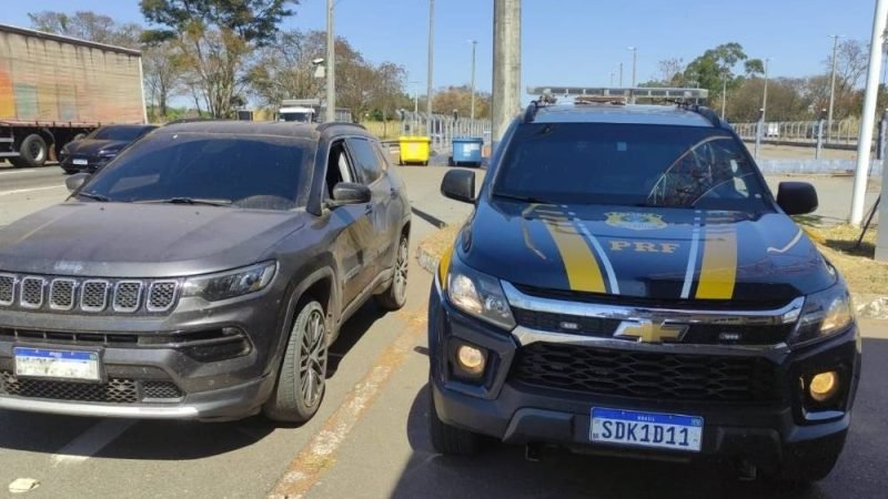 PRF recupera Jeep roubado e apreende revólver durante abordagem na BR-153