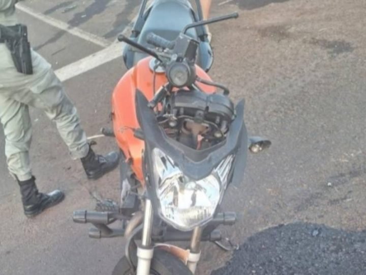 Passageira fica em estado grave após moto bater na traseira de caminhonete em Jataí