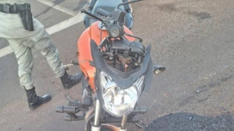 Passageira fica em estado grave após moto bater na traseira de caminhonete em Jataí